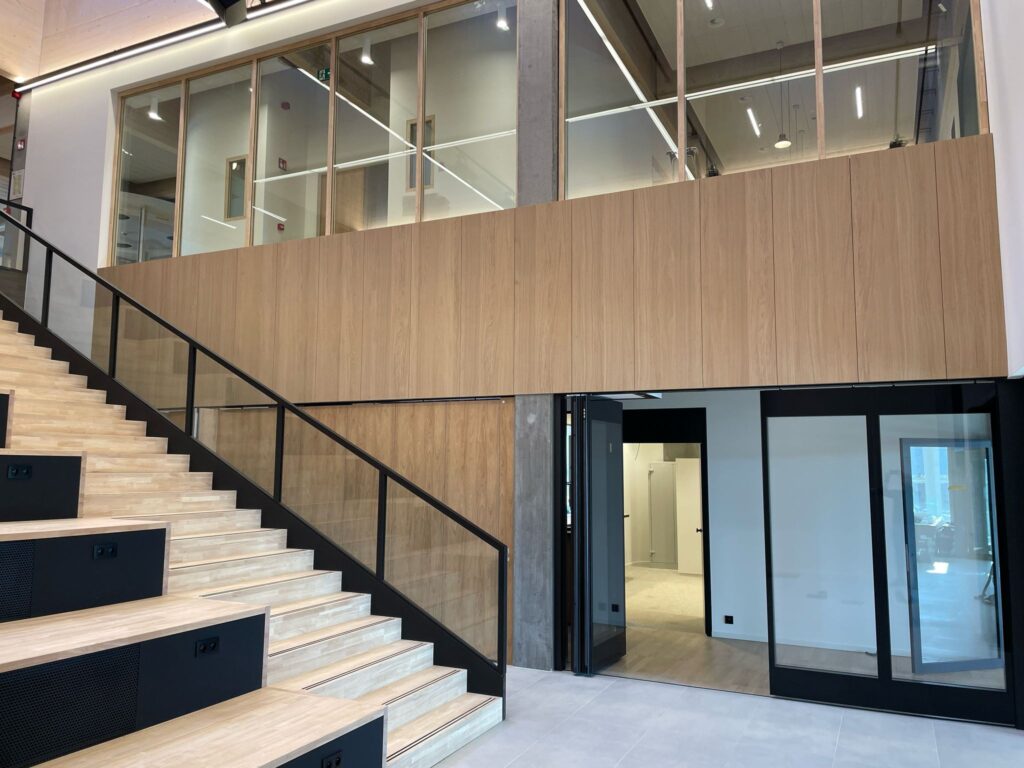 lambrisering en trapbekleding in samenwerking met Made in Inox